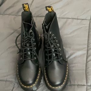 NEW/NEVER WORN Dr. Martens Jadon Boot Polished Smooth Leather Platforms Black